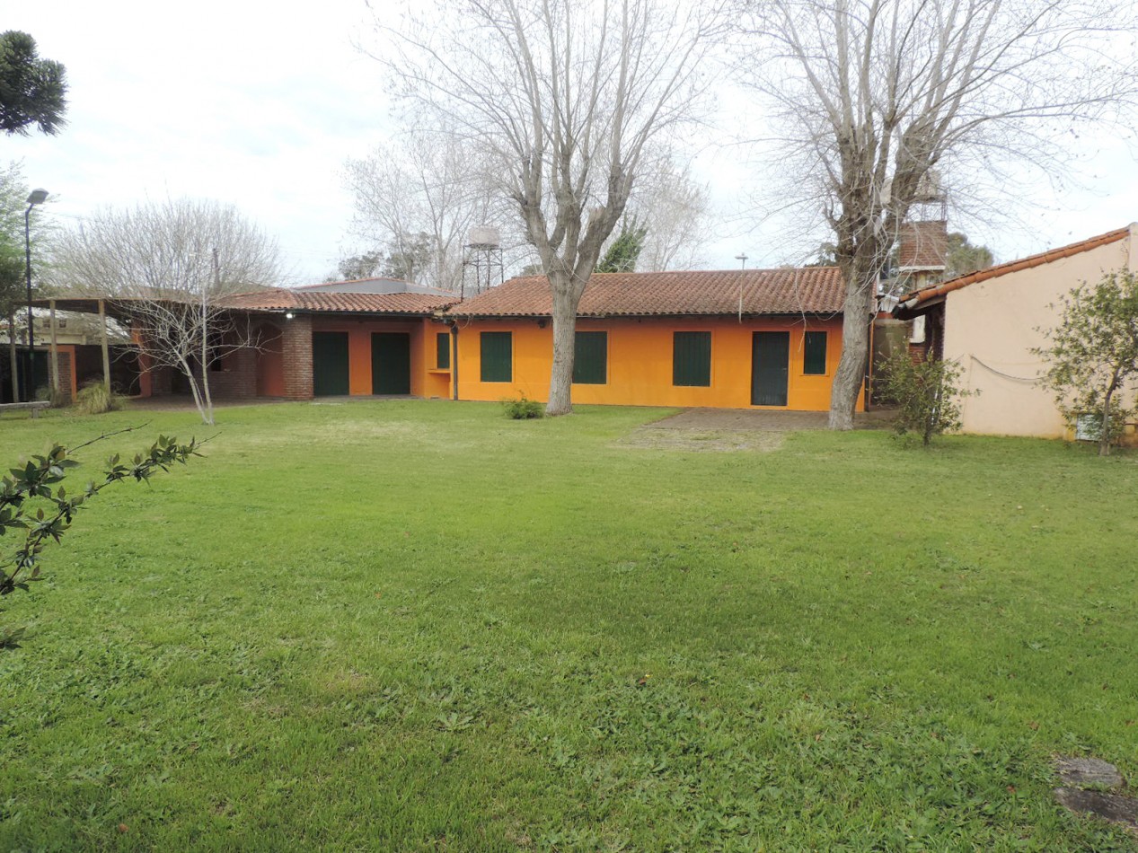 Casa estilo colonial con dos lotes 