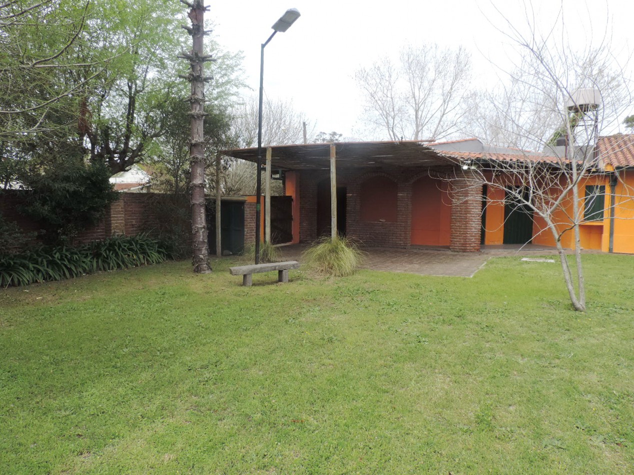 Casa estilo colonial con dos lotes 