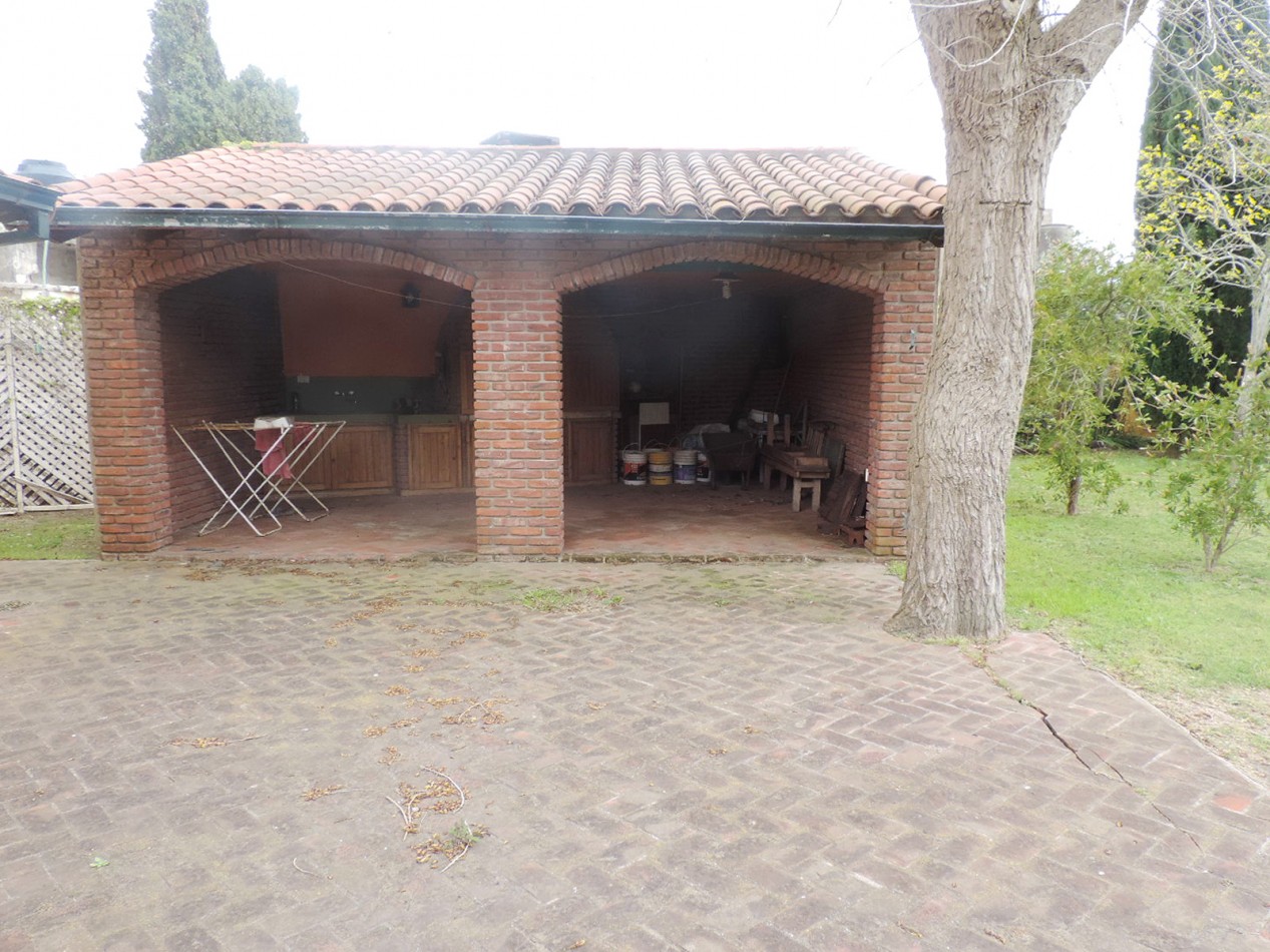 Casa estilo colonial con dos lotes 