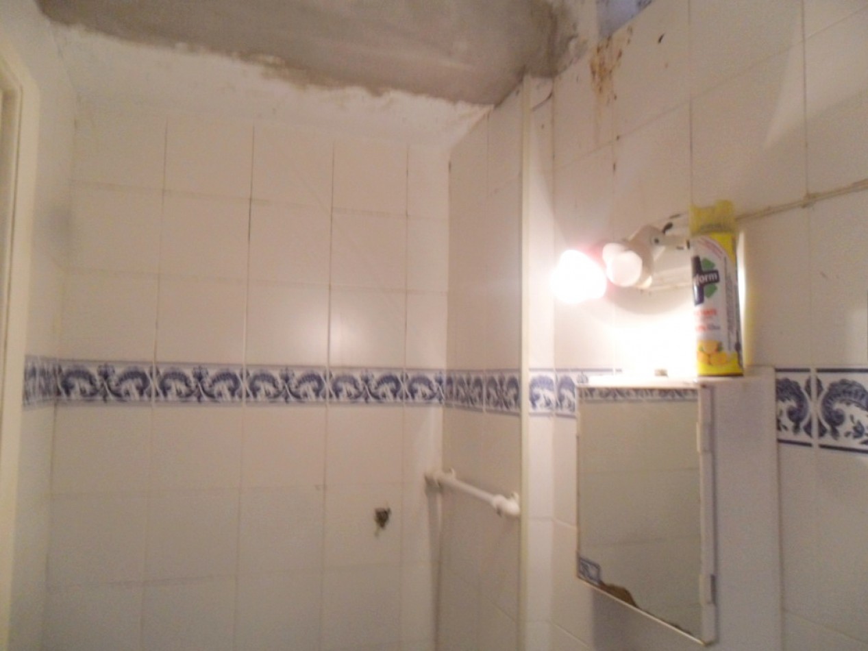 Casa de 3 Amb.con patio y cochera a refaccionar