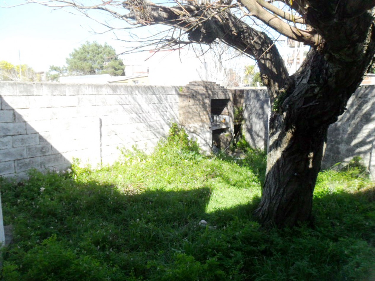 Casa de 3 Amb.con patio y cochera a refaccionar