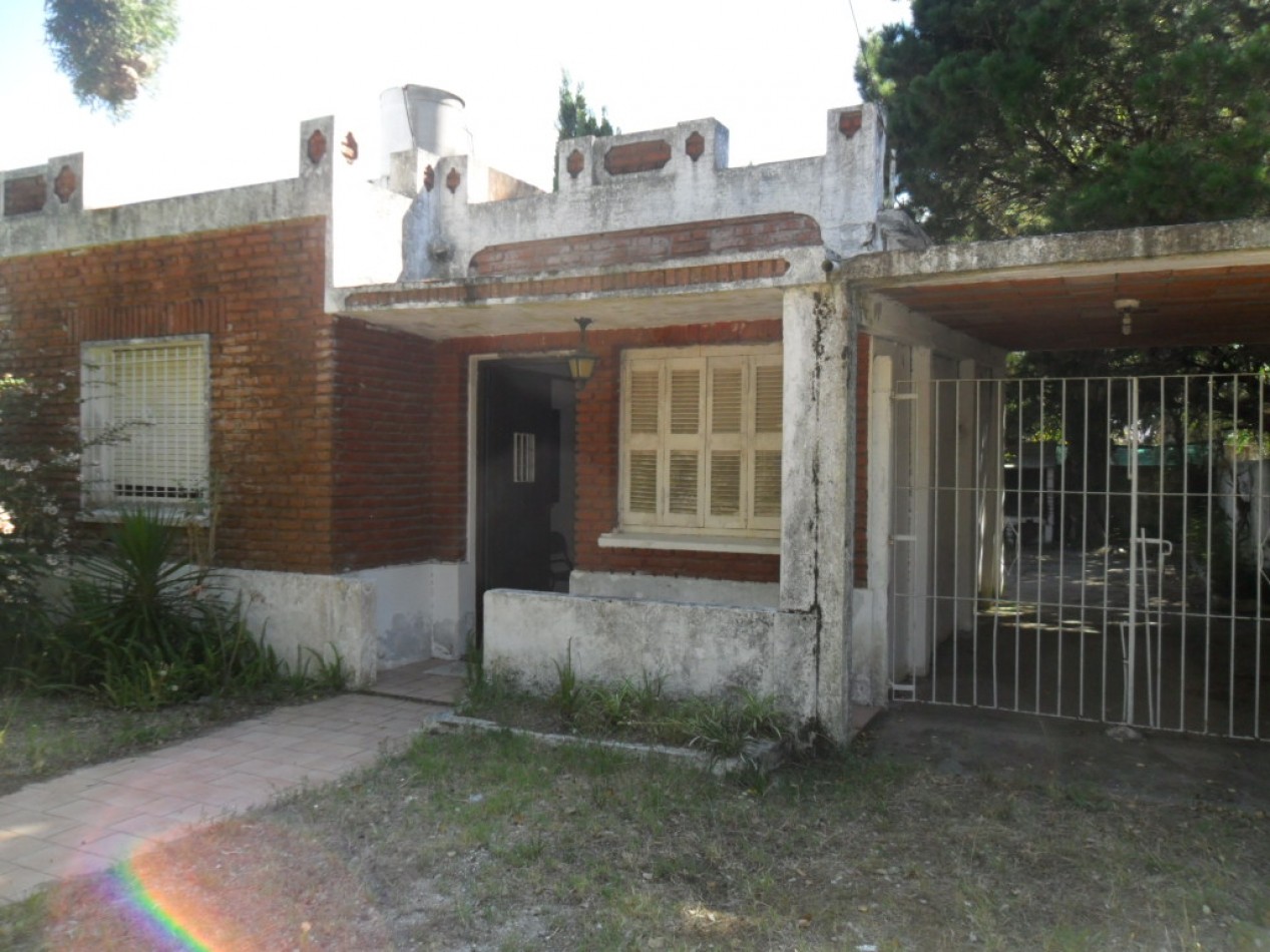 Casa a refaccionar sobre excelente lote centrico