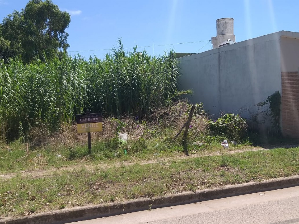 Lote centrico ante esquina a 200 Mts del mar