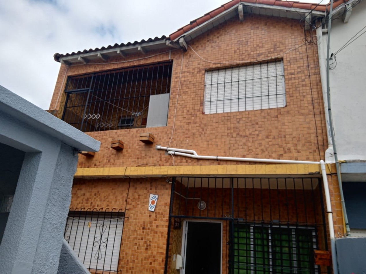 Complejo de DOS casas sobre calle UNO centro 