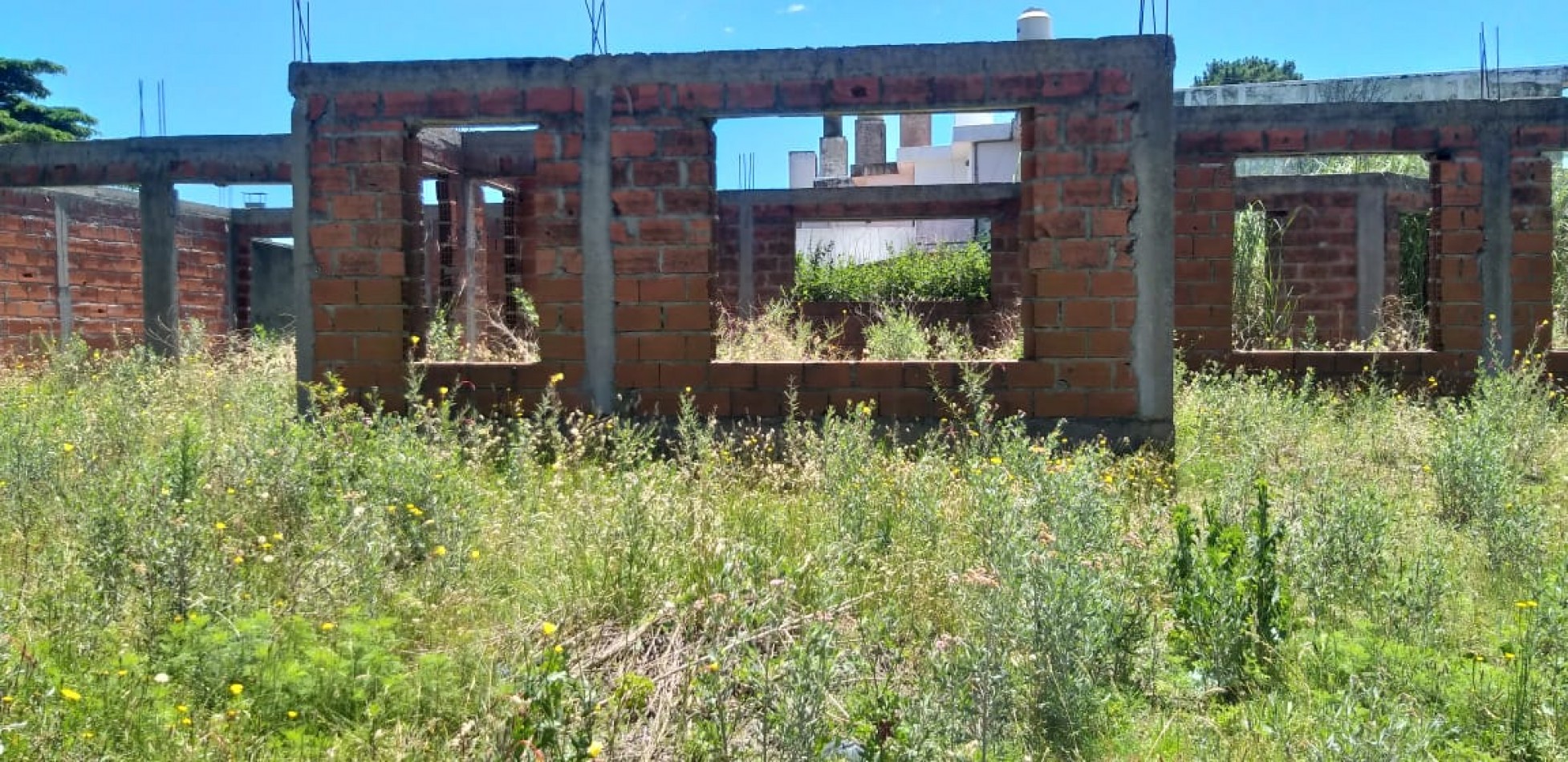 Lote con mejoras planos aprobados