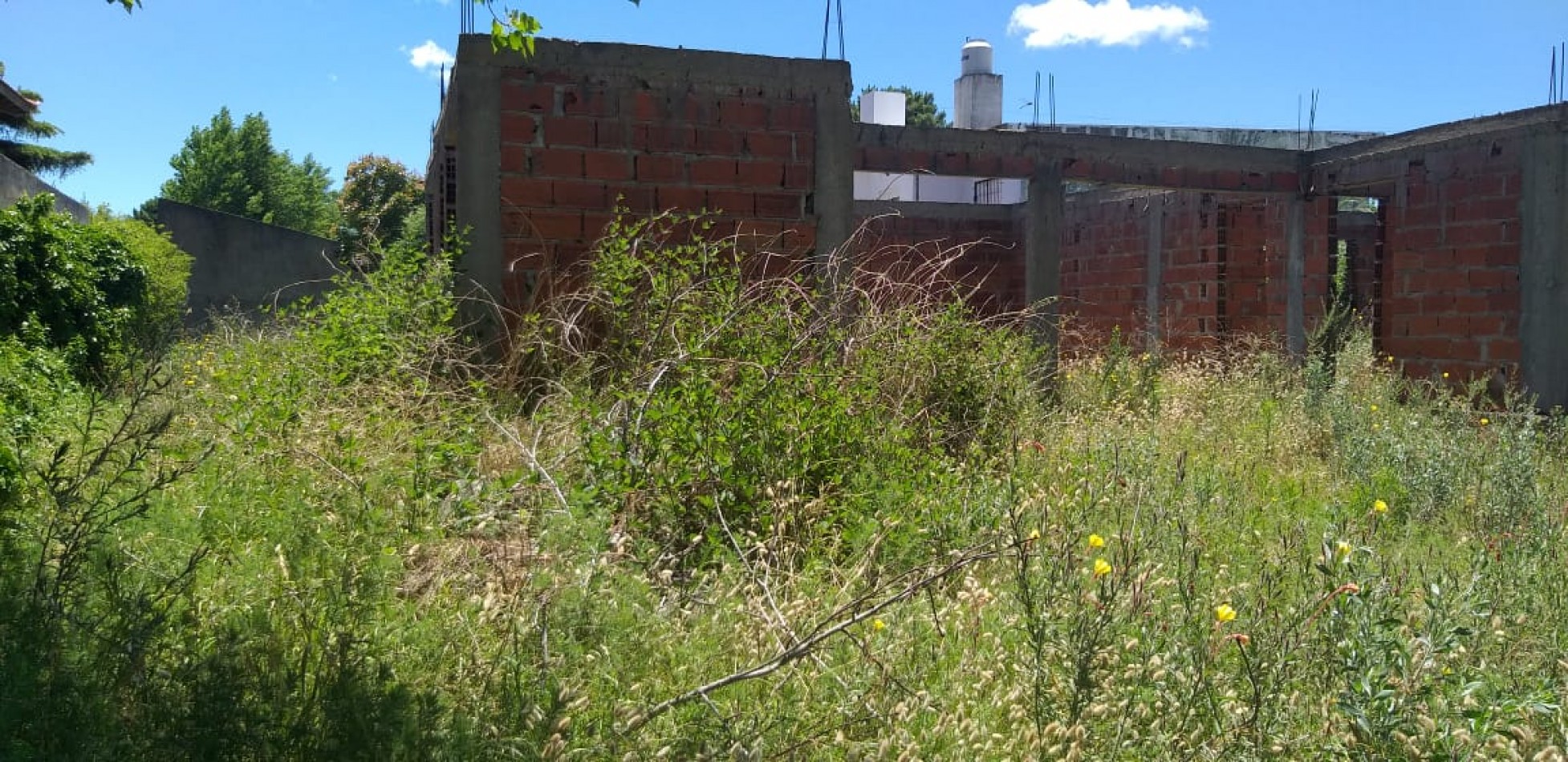Lote con mejoras planos aprobados