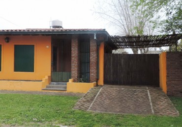 Casa estilo colonial con dos lotes 