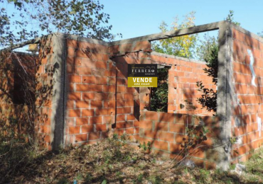Lote con mejoras casita 3 Amb a terminar 