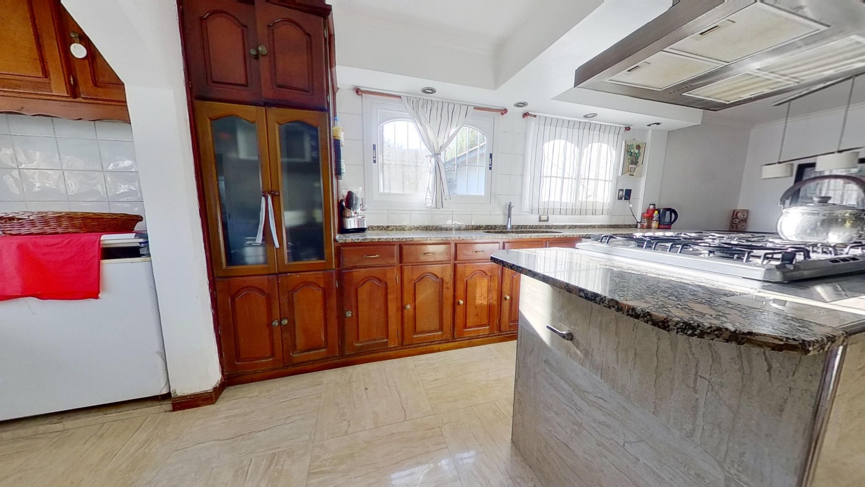 CHALET EN RANELAGH CON QUINCHO PILETA JARDIN 4 DORMITORIOS