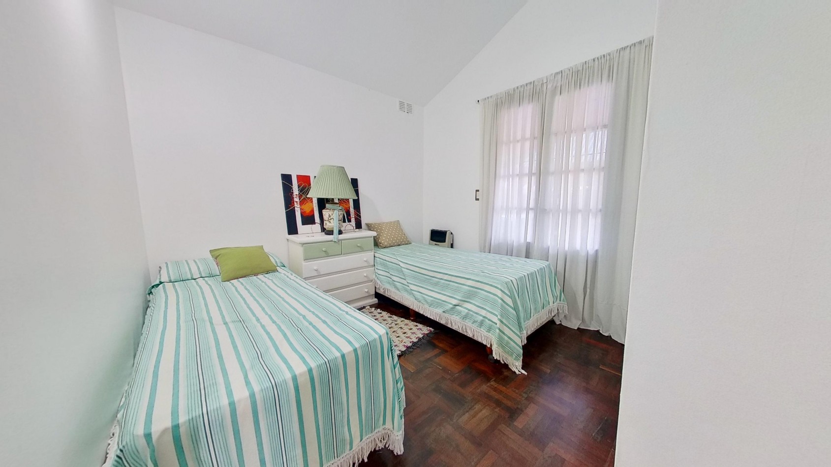 CHALET EN RANELAGH CON QUINCHO PILETA JARDIN 4 DORMITORIOS