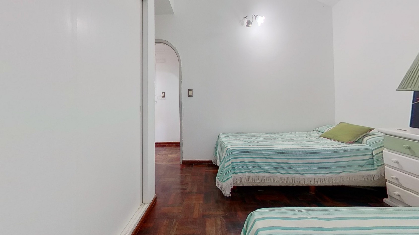 CHALET EN RANELAGH CON QUINCHO PILETA JARDIN 4 DORMITORIOS