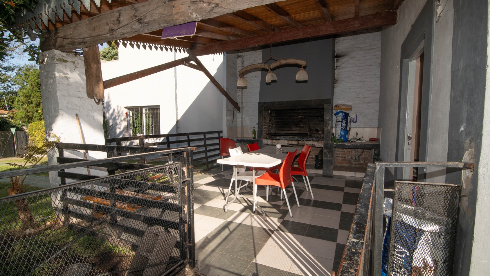 CHALET EN RANELAGH CON QUINCHO PILETA JARDIN 4 DORMITORIOS