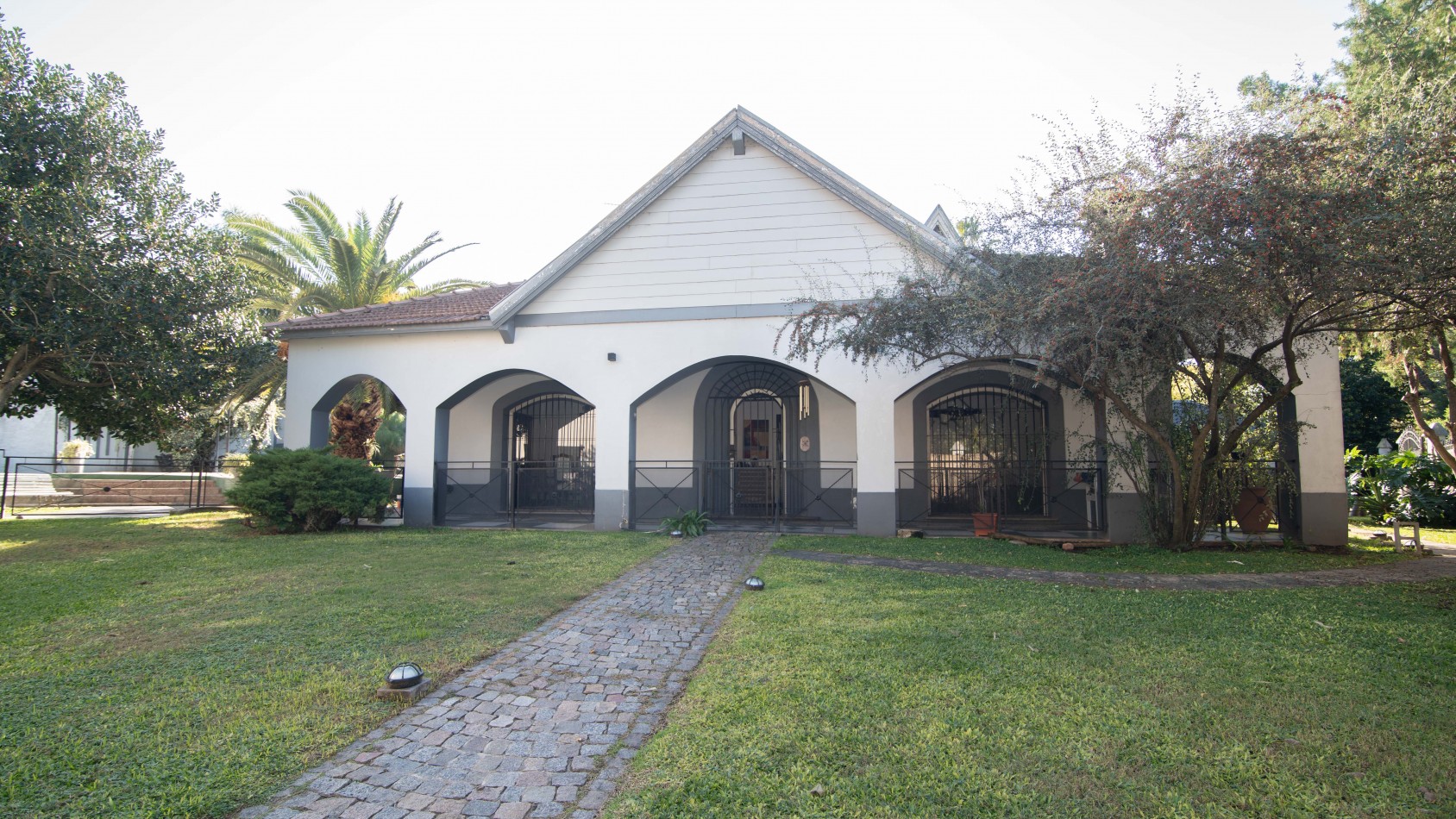 CHALET EN RANELAGH CON QUINCHO PILETA JARDIN 4 DORMITORIOS
