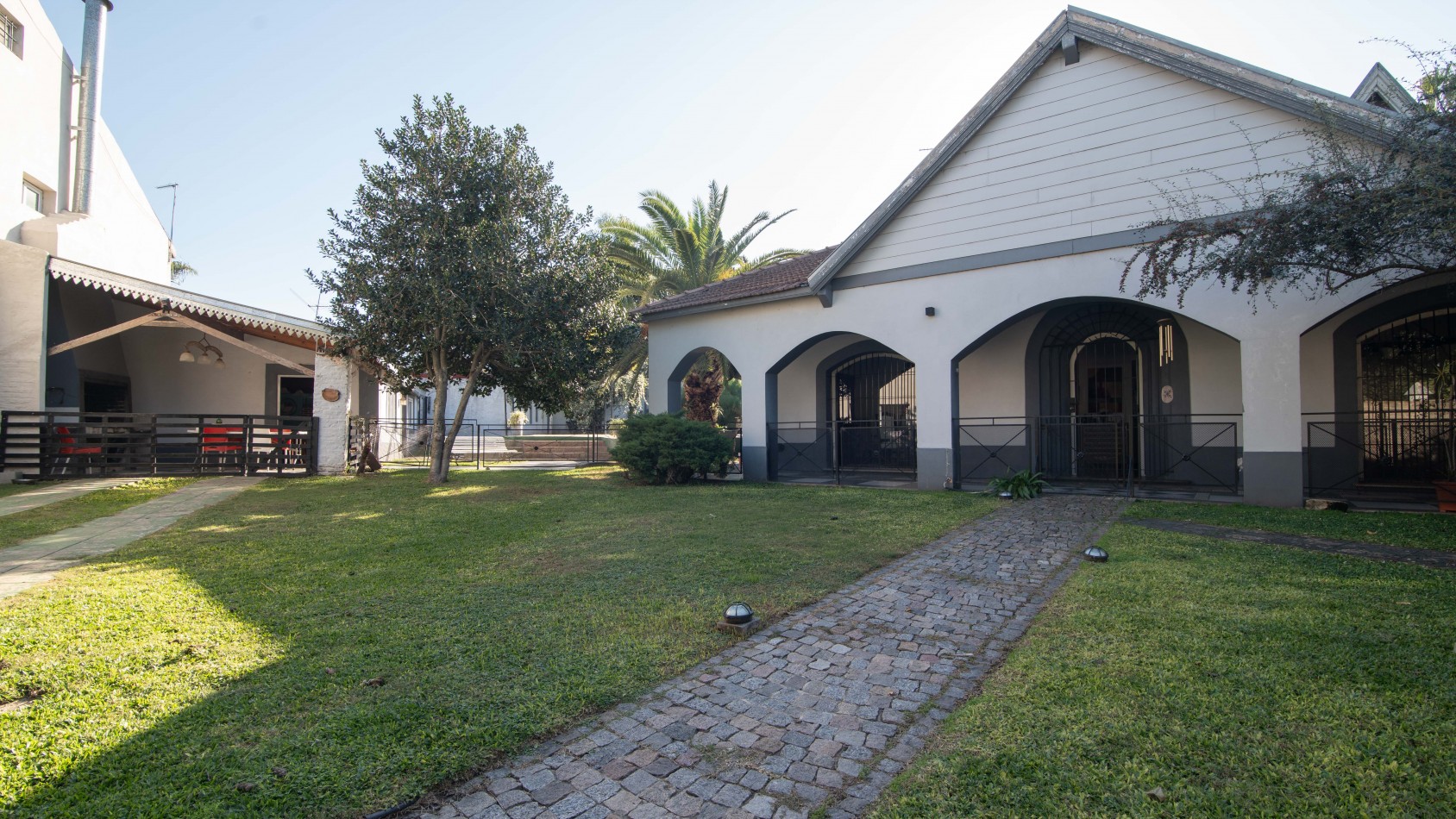 CHALET EN RANELAGH CON QUINCHO PILETA JARDIN 4 DORMITORIOS