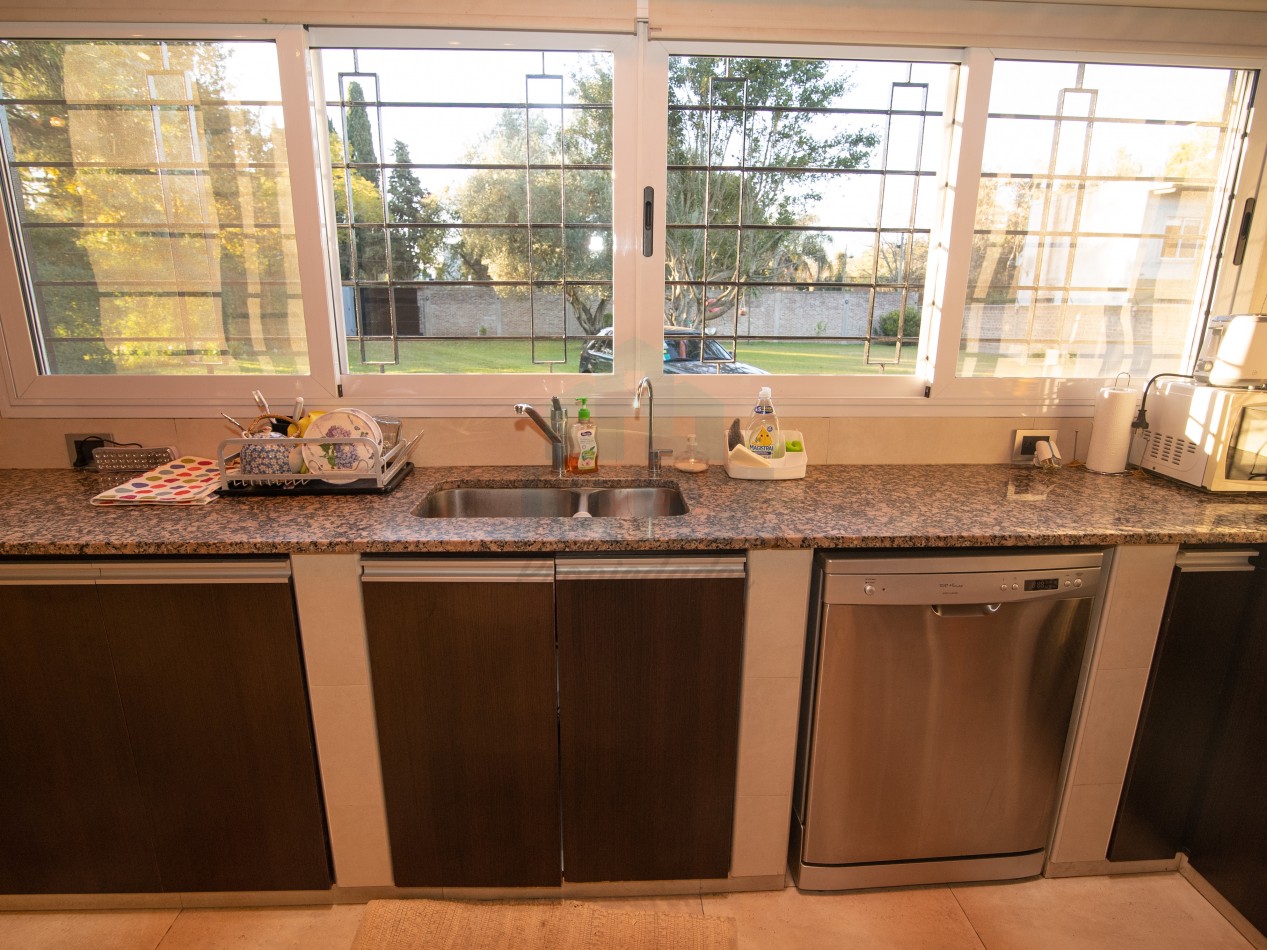 VENTA CASA EN RANELAGH CON PARRILLA PARQUE 