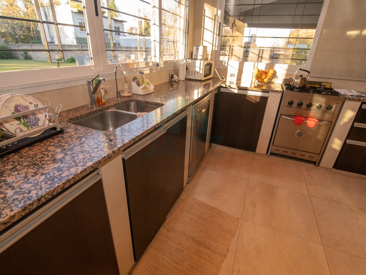 VENTA CASA EN RANELAGH CON PARRILLA PARQUE 