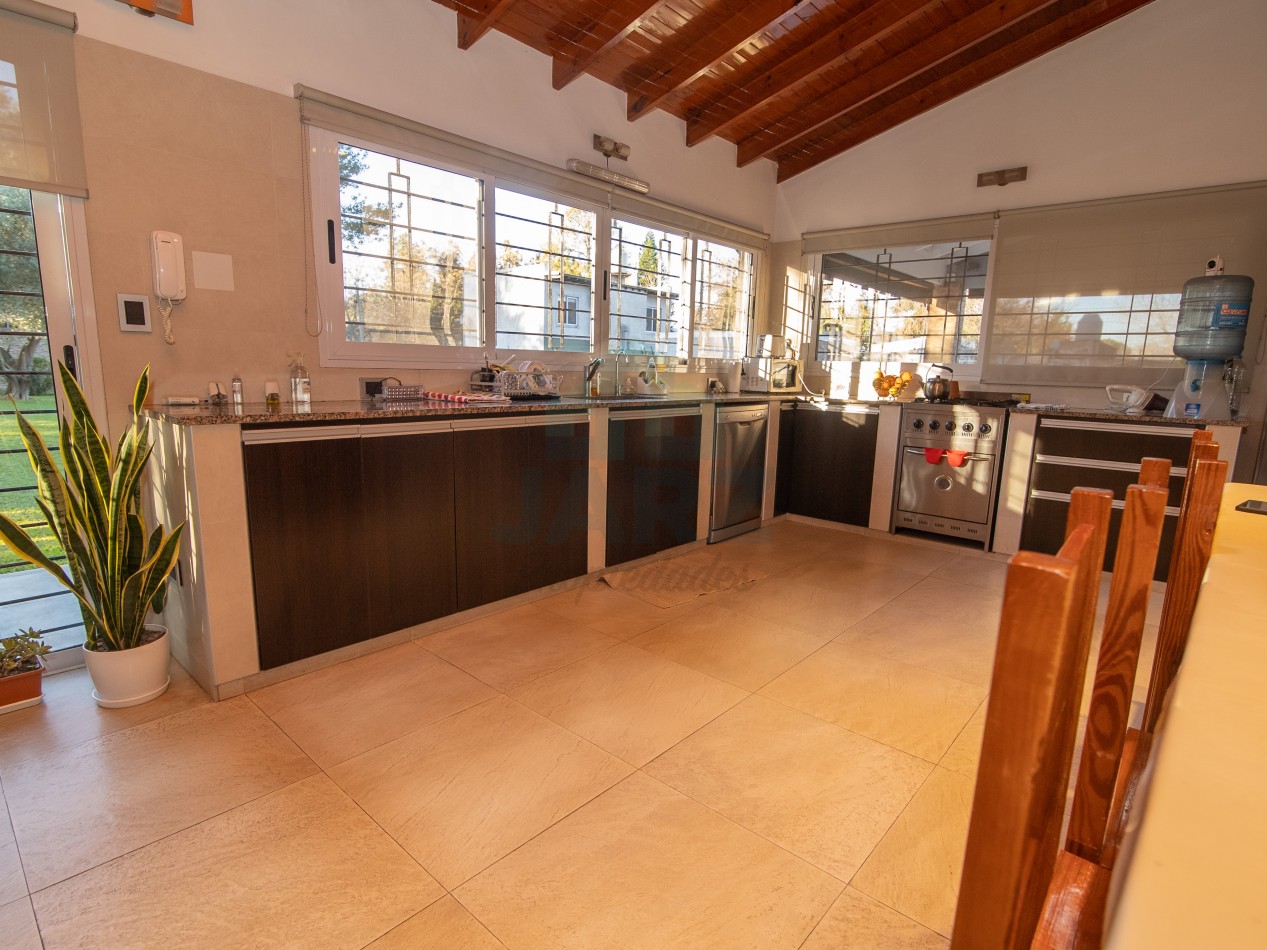 VENTA CASA EN RANELAGH CON PARRILLA PARQUE 