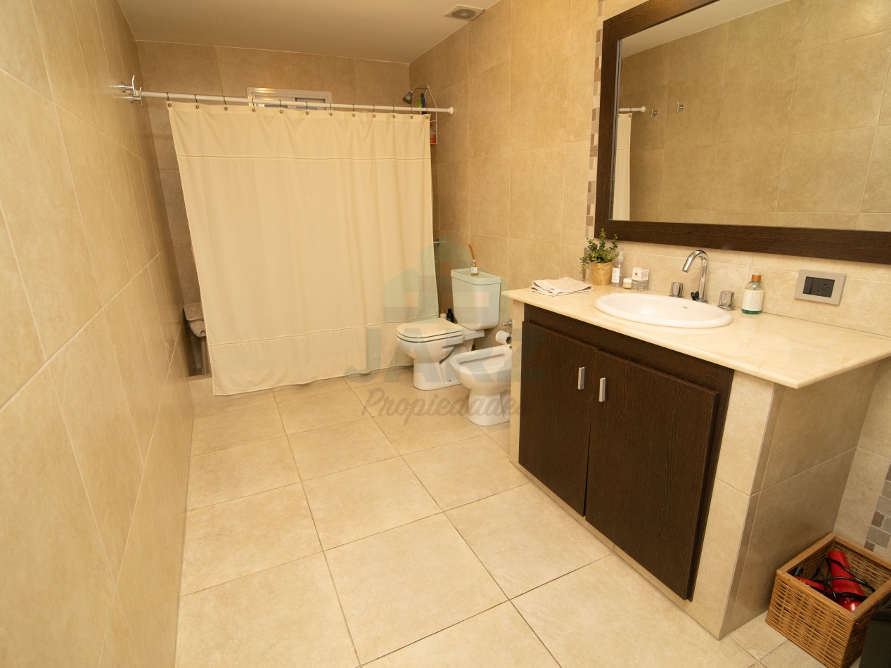 VENTA CASA EN RANELAGH CON PARRILLA PARQUE 