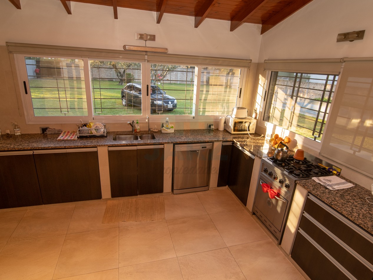 VENTA CASA EN RANELAGH CON PARRILLA PARQUE 
