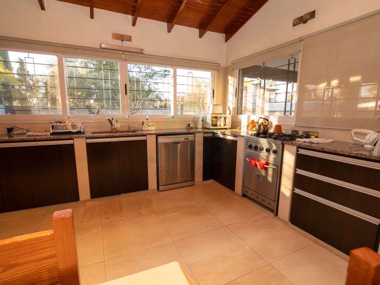VENTA CASA EN RANELAGH CON PARRILLA PARQUE 