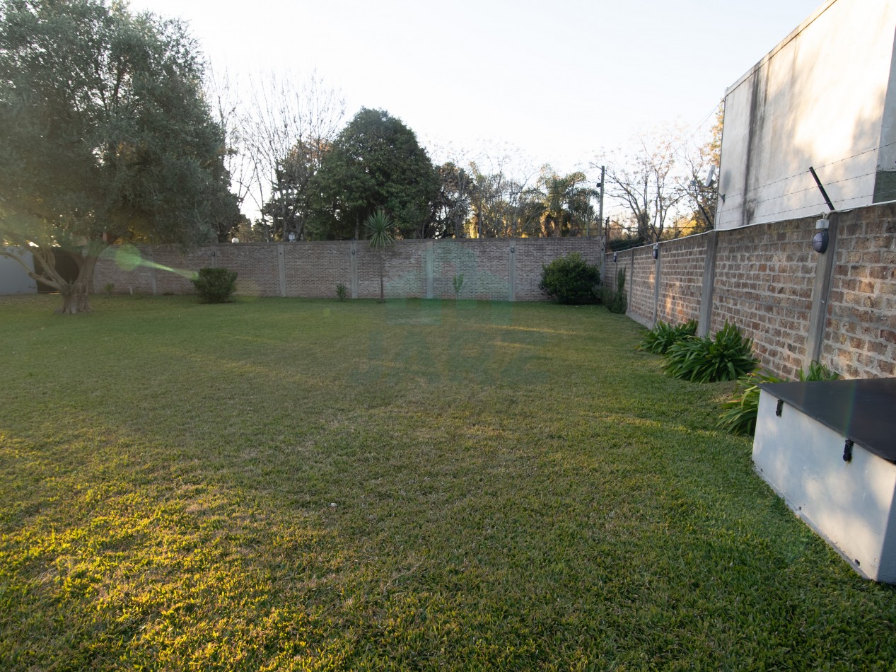 VENTA CASA EN RANELAGH CON PARRILLA PARQUE 