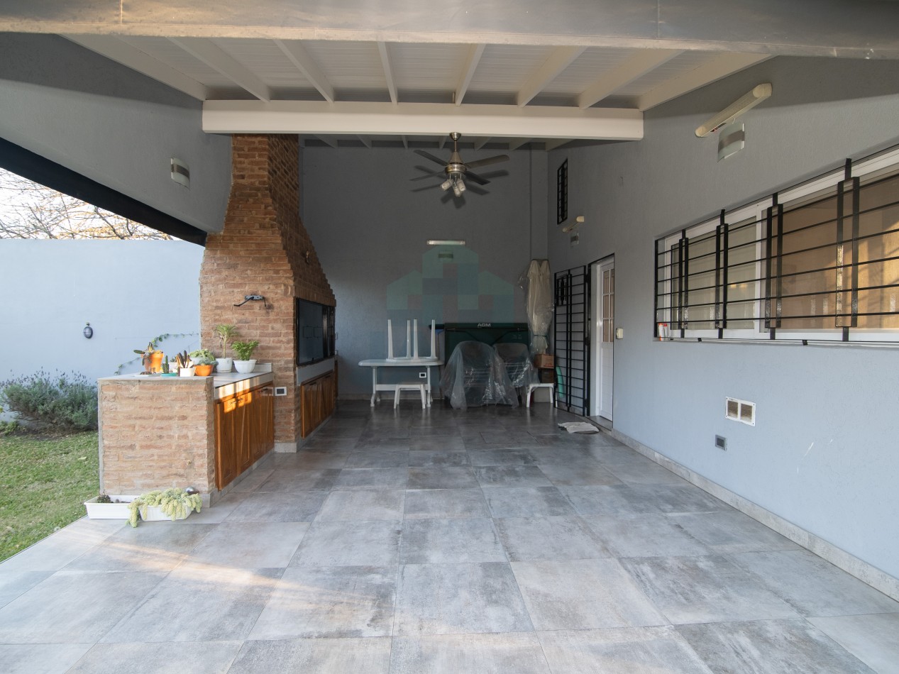 VENTA CASA EN RANELAGH CON PARRILLA PARQUE 