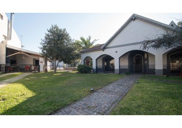CHALET EN RANELAGH CON QUINCHO PILETA JARDIN 4 DORMITORIOS