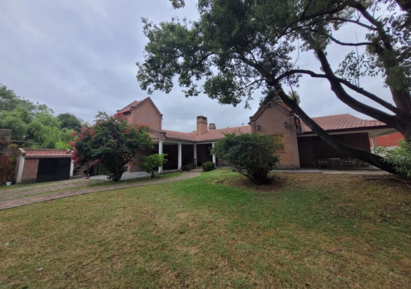 IMPORTANTE CASA QUINTA EN VENTA CON AMPLIO PARQUE EN ALEJANDRO KORN 