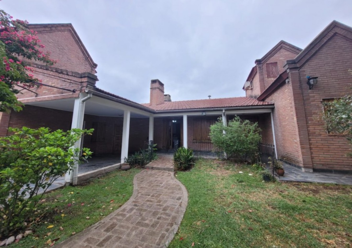IMPORTANTE CASA QUINTA EN VENTA CON AMPLIO PARQUE EN ALEJANDRO KORN 