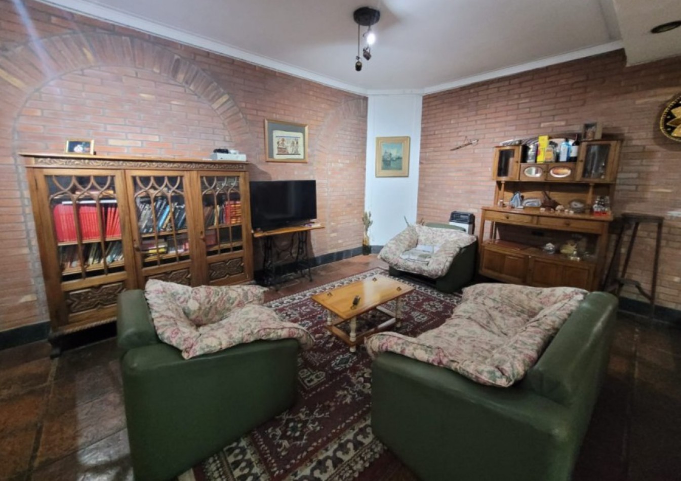 IMPORTANTE CASA QUINTA EN VENTA CON AMPLIO PARQUE EN ALEJANDRO KORN 