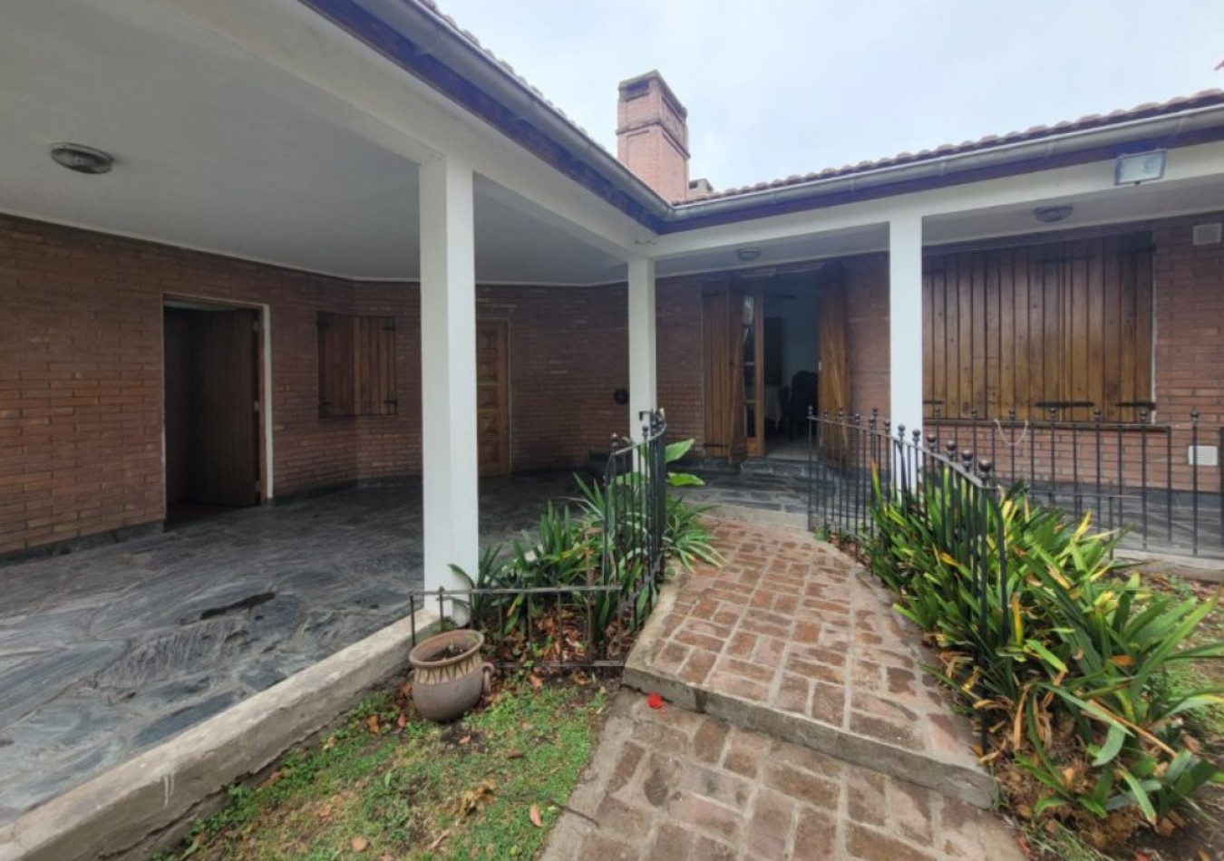 IMPORTANTE CASA QUINTA EN VENTA CON AMPLIO PARQUE EN ALEJANDRO KORN 