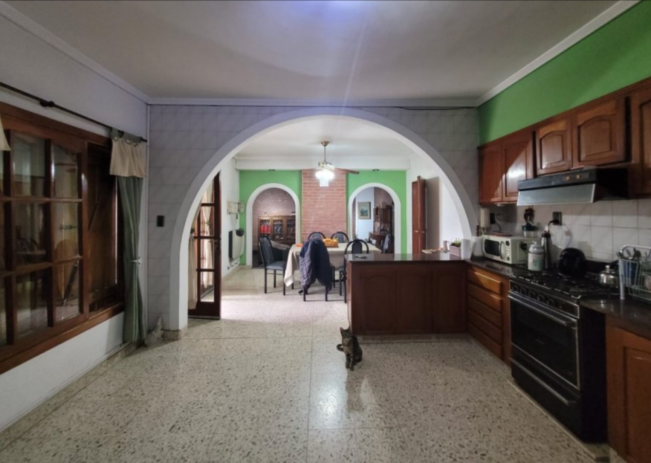 IMPORTANTE CASA QUINTA EN VENTA CON AMPLIO PARQUE EN ALEJANDRO KORN 