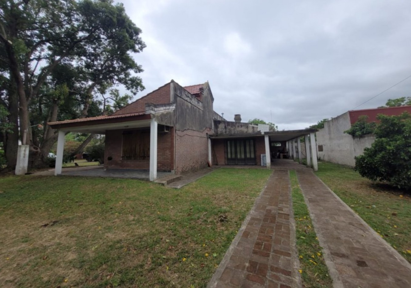 IMPORTANTE CASA QUINTA EN VENTA CON AMPLIO PARQUE EN ALEJANDRO KORN 