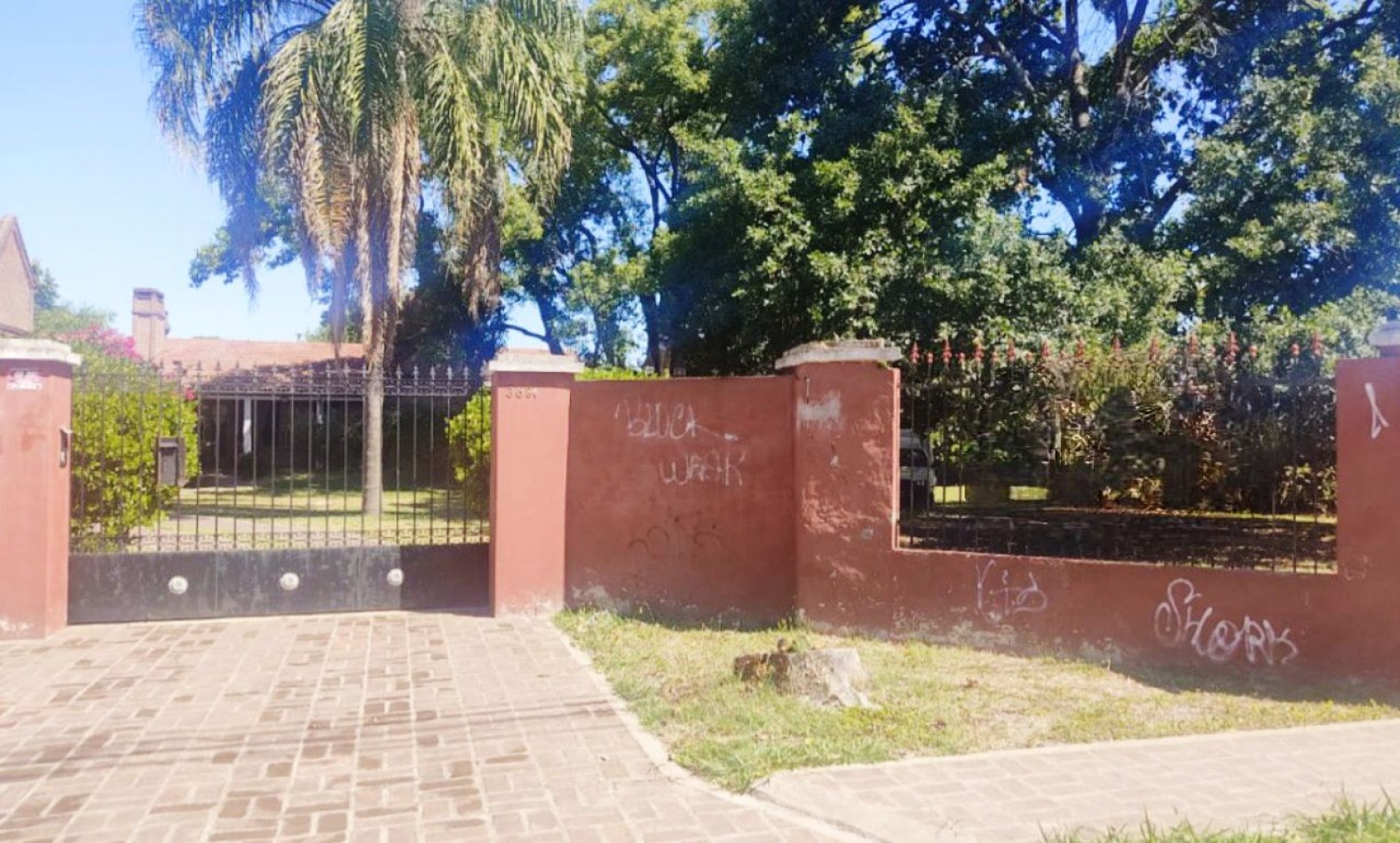 IMPORTANTE CASA QUINTA EN VENTA CON AMPLIO PARQUE EN ALEJANDRO KORN 