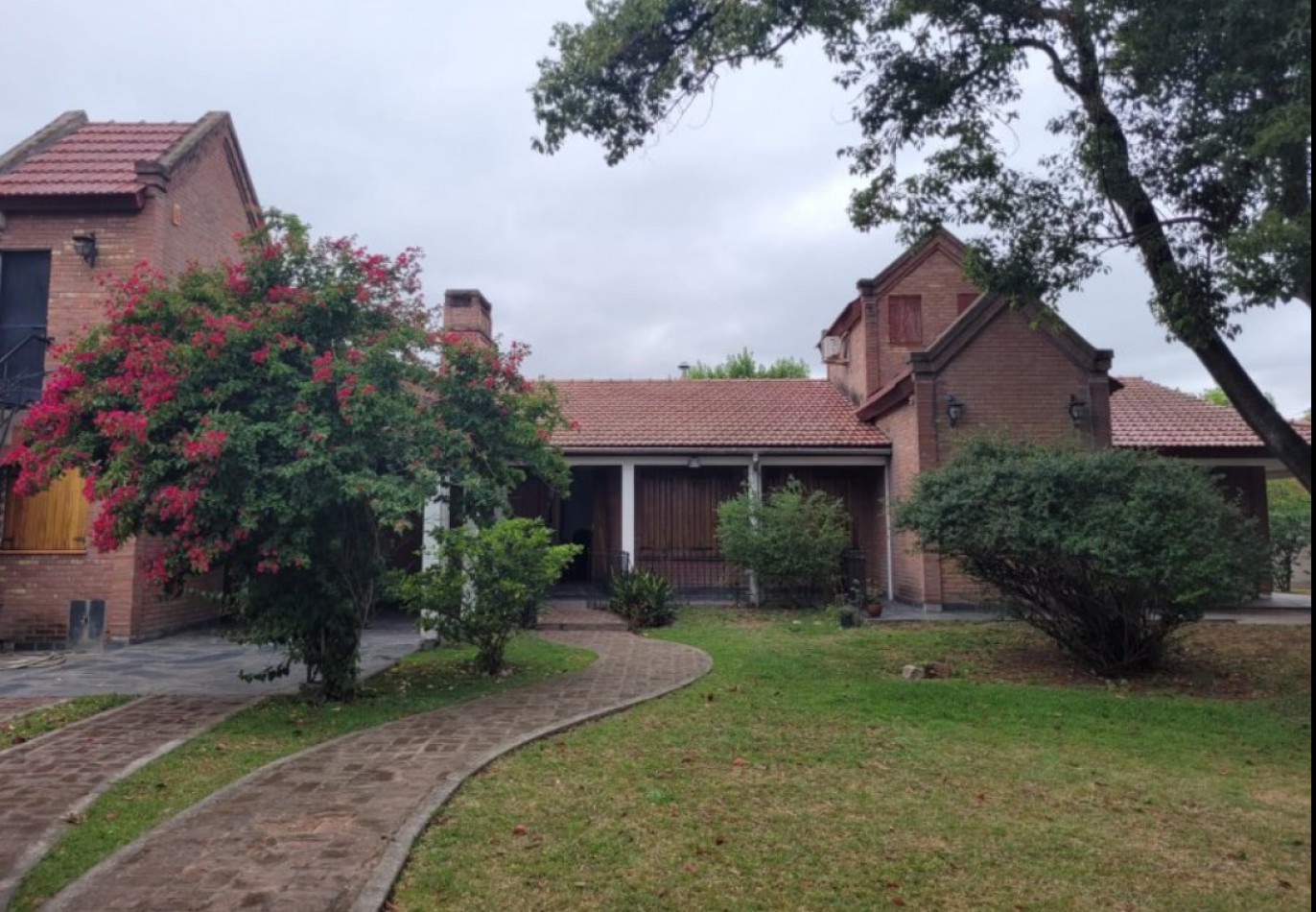 IMPORTANTE CASA QUINTA EN VENTA CON AMPLIO PARQUE EN ALEJANDRO KORN 