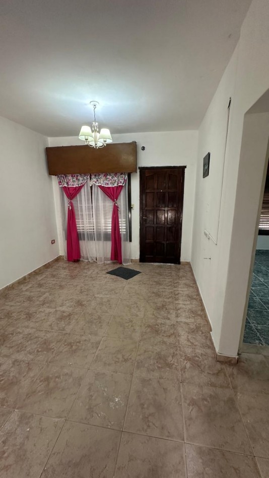CASA DE 3 AMBIENTES CON DEPARTAMENTO INDEPENDIENTE Y COCHERA EN FLORENCIO VARELA
