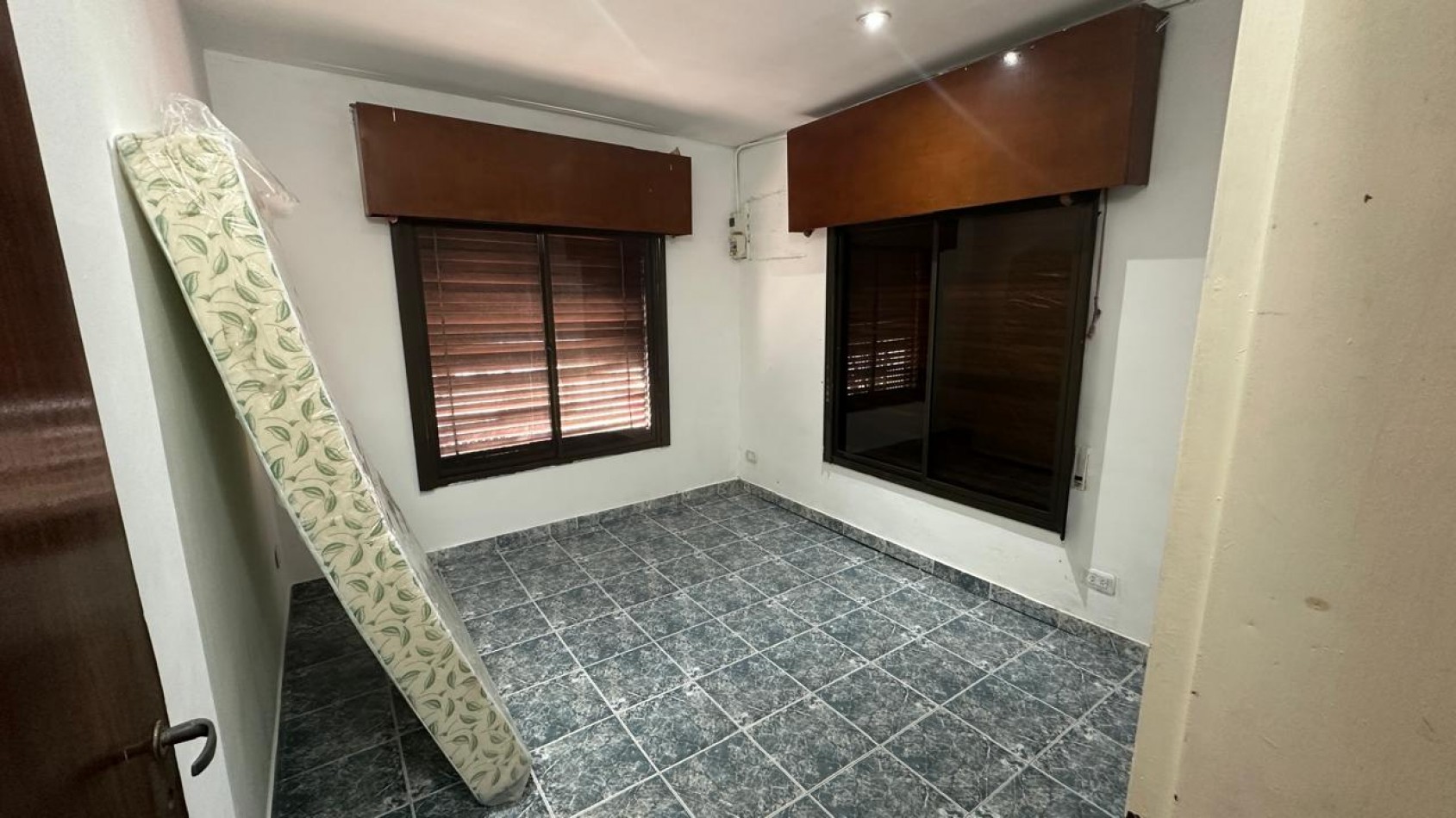 CASA DE 3 AMBIENTES CON DEPARTAMENTO INDEPENDIENTE Y COCHERA EN FLORENCIO VARELA