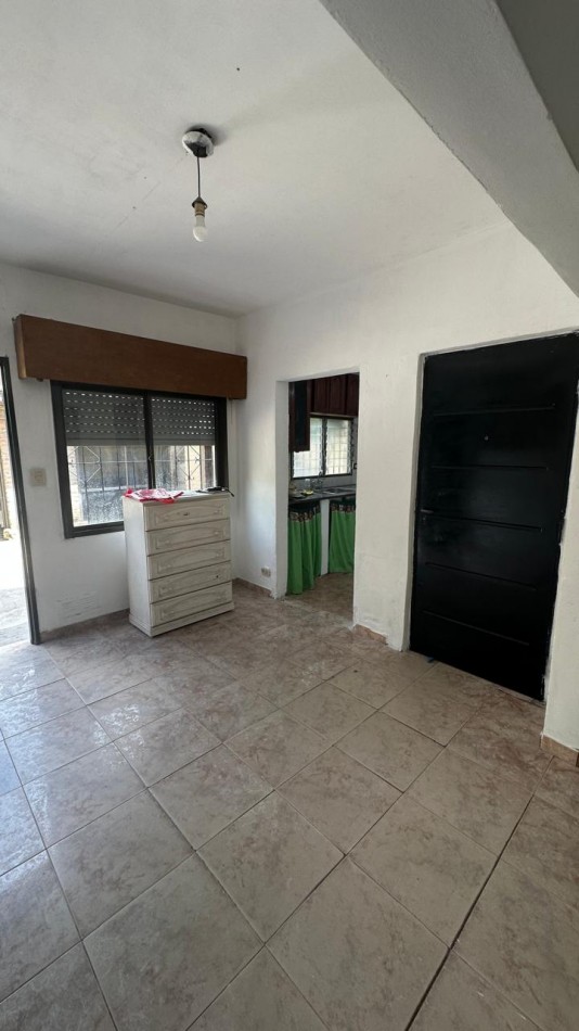 CASA DE 3 AMBIENTES CON DEPARTAMENTO INDEPENDIENTE Y COCHERA EN FLORENCIO VARELA