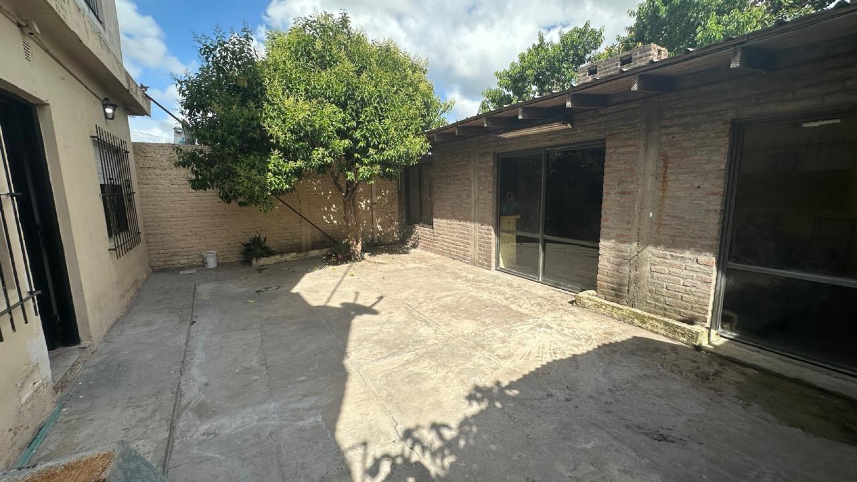 CASA DE 3 AMBIENTES CON DEPARTAMENTO INDEPENDIENTE Y COCHERA EN FLORENCIO VARELA