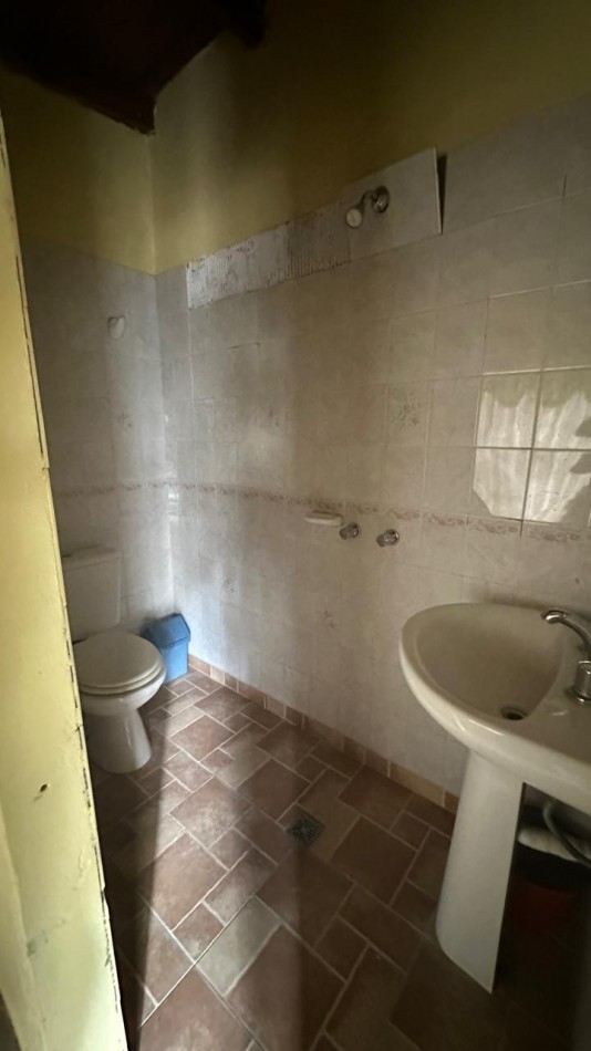 CASA DE 3 AMBIENTES CON DEPARTAMENTO INDEPENDIENTE Y COCHERA EN FLORENCIO VARELA