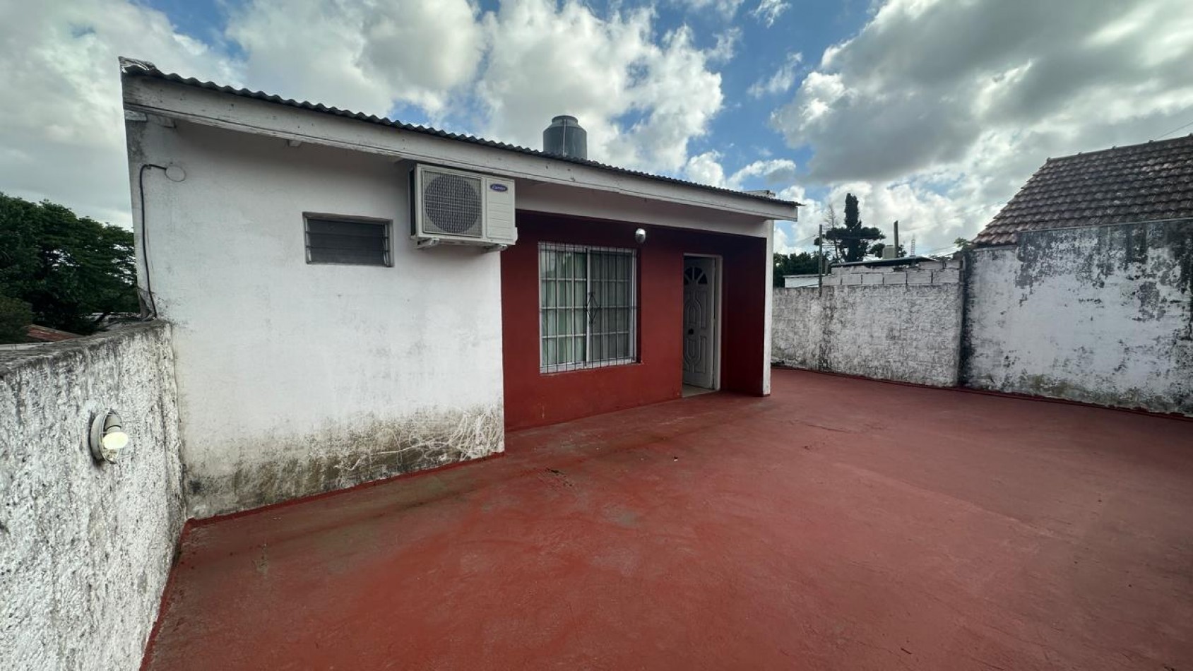 CASA DE 3 AMBIENTES CON DEPARTAMENTO INDEPENDIENTE Y COCHERA EN FLORENCIO VARELA