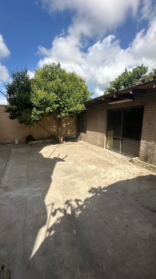 CASA DE 3 AMBIENTES CON DEPARTAMENTO INDEPENDIENTE Y COCHERA EN FLORENCIO VARELA