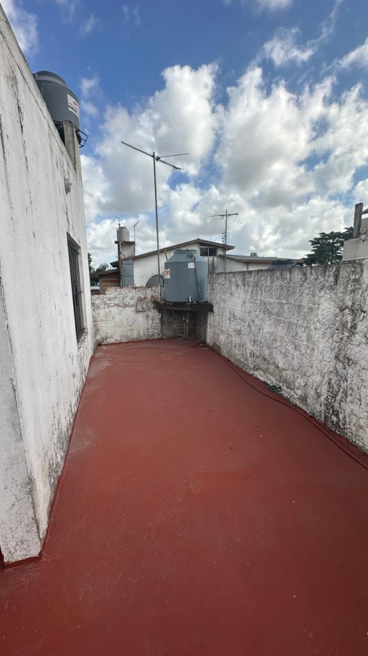 CASA DE 3 AMBIENTES CON DEPARTAMENTO INDEPENDIENTE Y COCHERA EN FLORENCIO VARELA