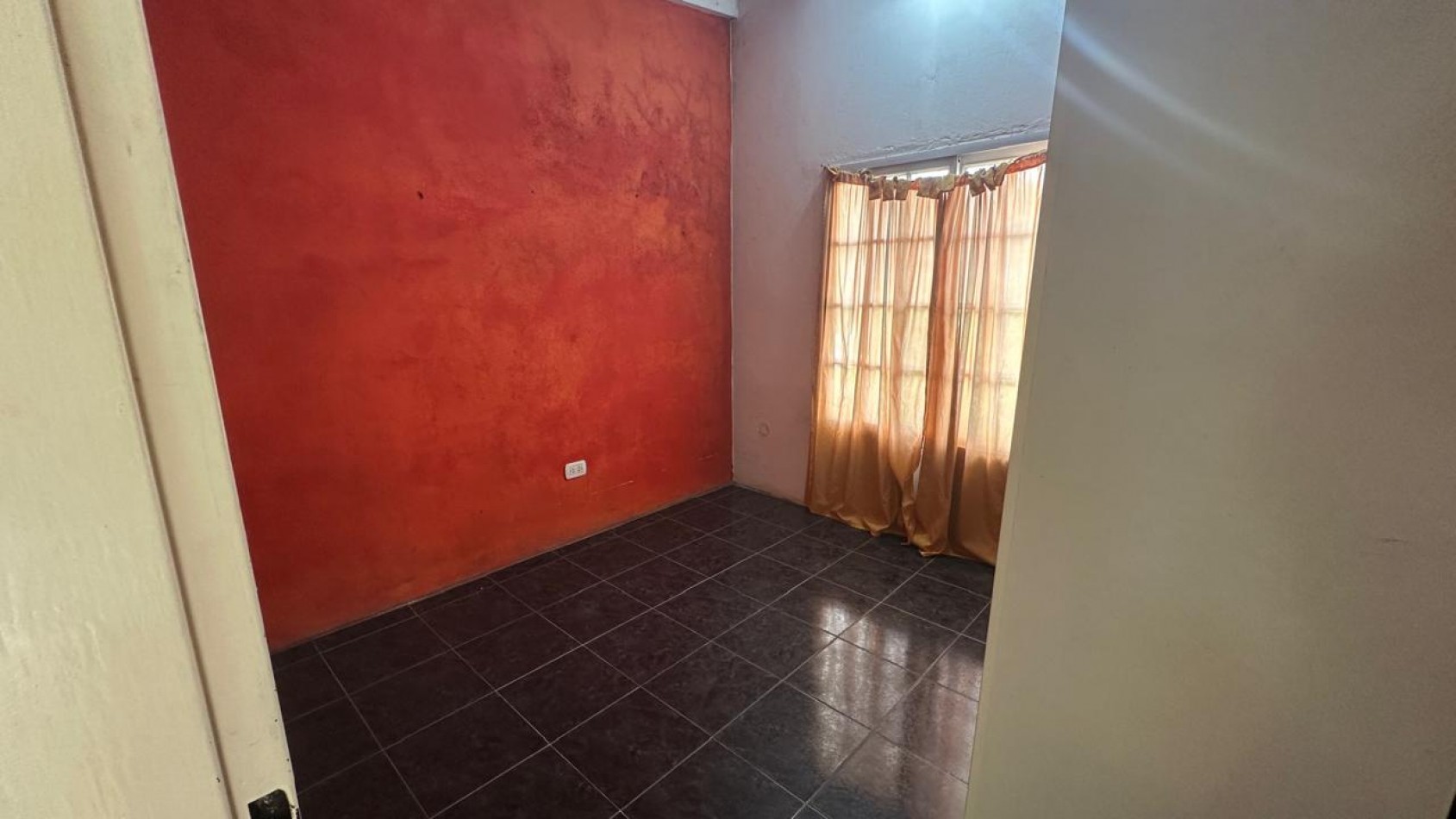 CASA DE 3 AMBIENTES CON DEPARTAMENTO INDEPENDIENTE Y COCHERA EN FLORENCIO VARELA