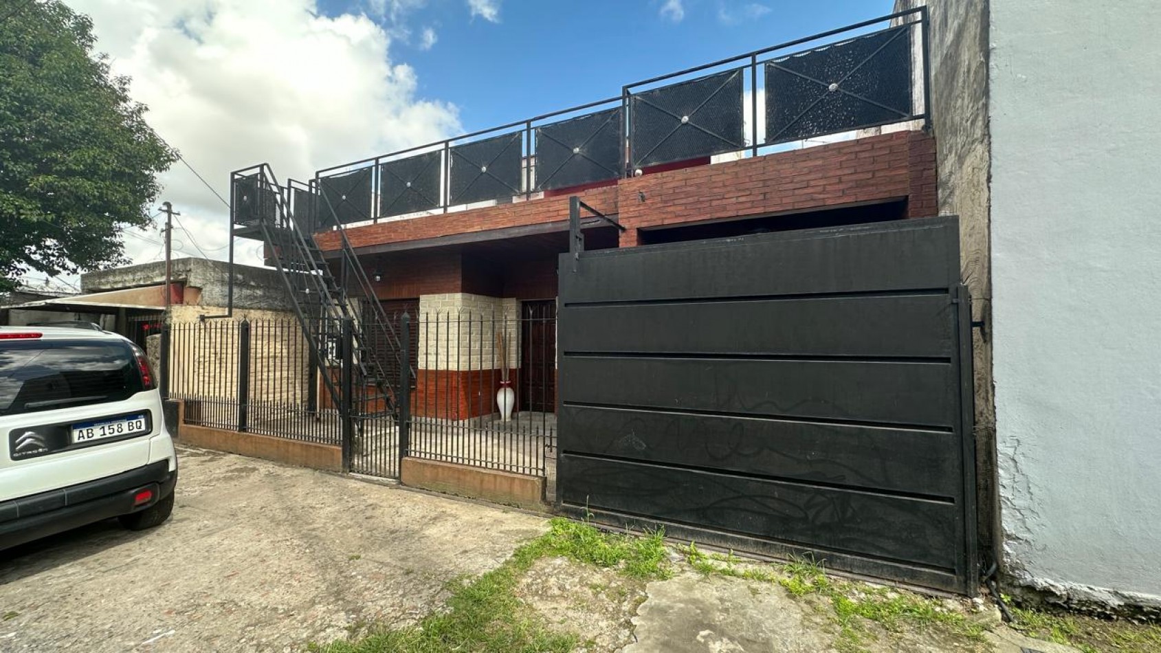 CASA DE 3 AMBIENTES CON DEPARTAMENTO INDEPENDIENTE Y COCHERA EN FLORENCIO VARELA