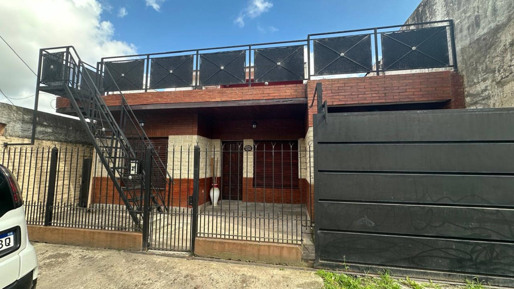 CASA DE 3 AMBIENTES CON DEPARTAMENTO INDEPENDIENTE Y COCHERA EN FLORENCIO VARELA