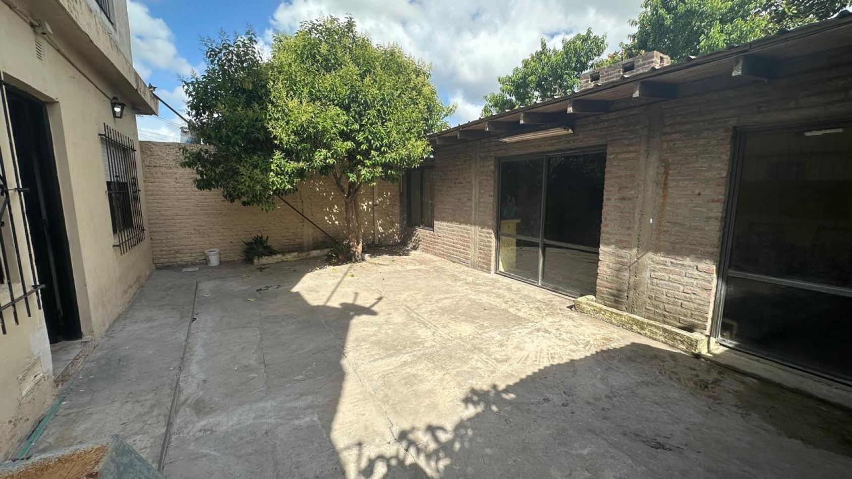 CASA DE 3 AMBIENTES CON DEPARTAMENTO INDEPENDIENTE Y COCHERA EN FLORENCIO VARELA