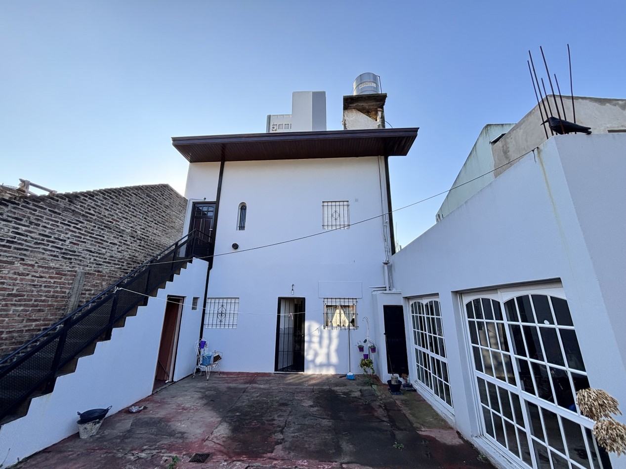 CASA EN 3 PLANTAS SOBRE LOTE DE 10X30