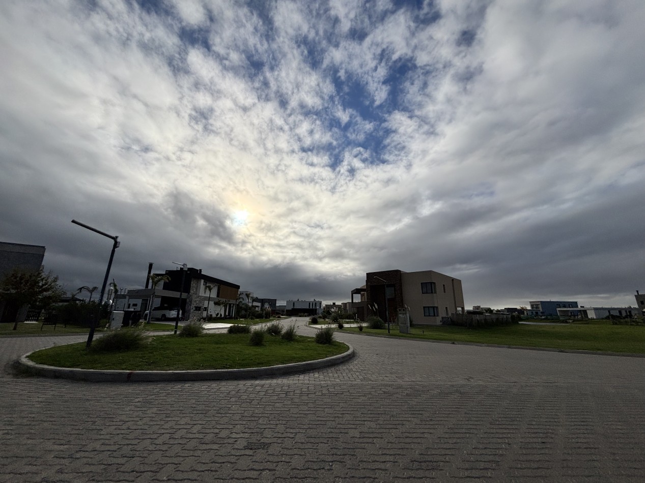 LOTE A LA VENTA EN BARRIO MAGALLANES - Pueblos del Plata HUDSON. Con vista parcial a la Laguna