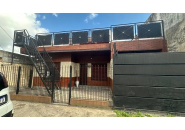 CASA DE 3 AMBIENTES CON DEPARTAMENTO INDEPENDIENTE Y COCHERA EN FLORENCIO VARELA